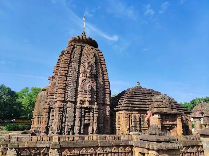 The rekha deula tower alongside the pidha-roofed Jagamohana