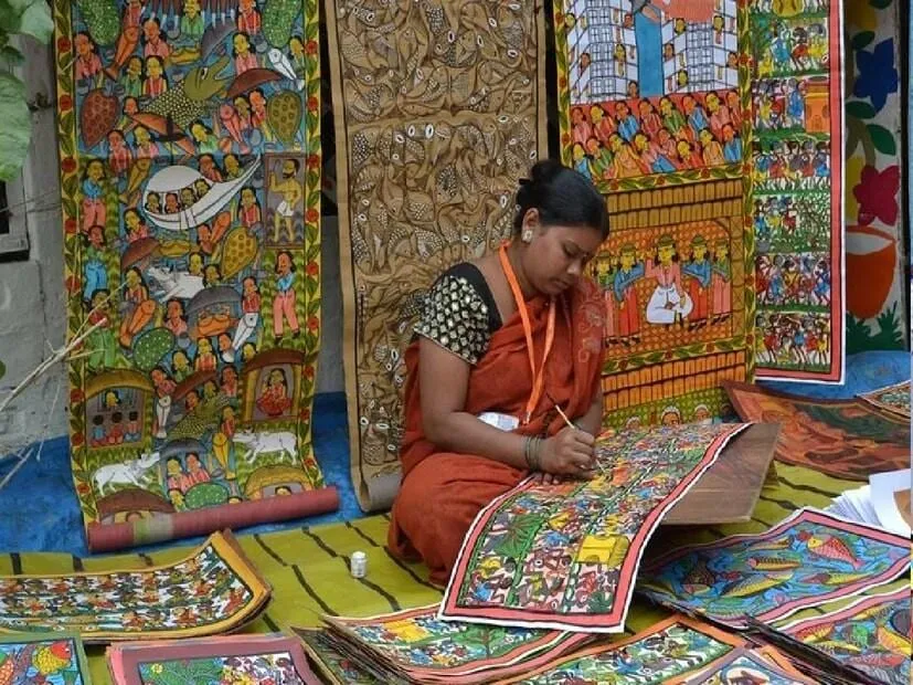 A Raghurajpur artisan painting at her stall
